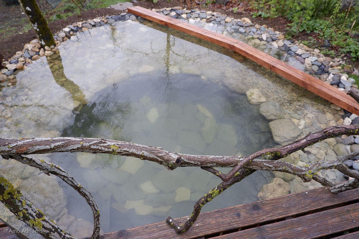 Creuser un trou pour construire un étang dans un jardin au Royaume